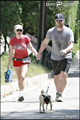 La craquante Anna Faris, en mode jogging avec son mari Chris Pratt et leur chien Bonzo, à Los Angeles, en août 2009 !