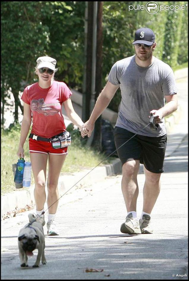 La craquante Anna Faris, en mode jogging avec son mari Chris Pratt et leur chien Bonzo, à Los Angeles, en août 2009 !