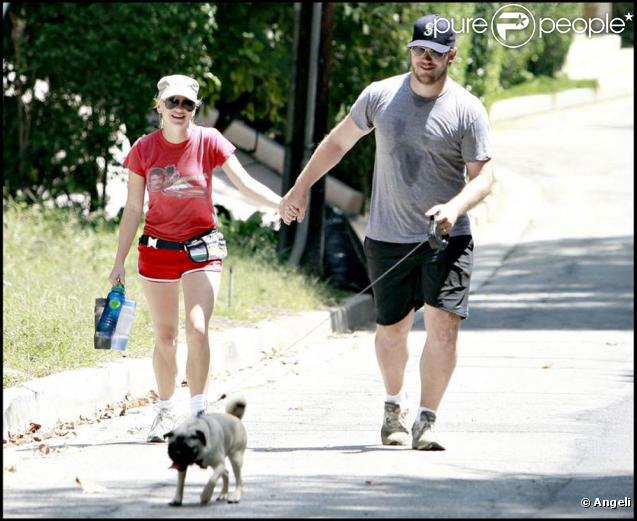 La craquante Anna Faris, en mode jogging avec son mari Chris Pratt et leur chien Bonzo, à Los Angeles, en août 2009 !