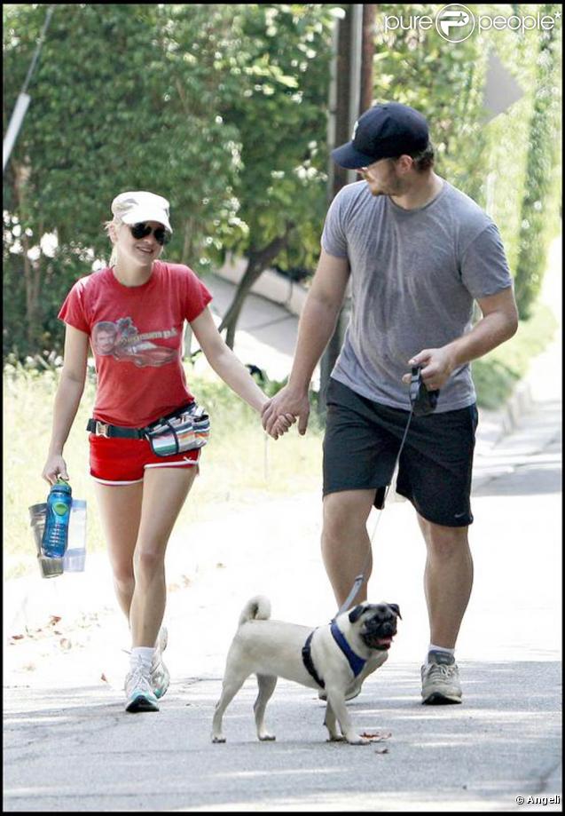 La craquante Anna Faris, en mode jogging avec son mari Chris Pratt et leur chien Bonzo, à Los Angeles, en août 2009 !