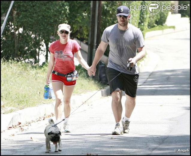 La craquante Anna Faris, en mode jogging avec son mari Chris Pratt et leur chien Bonzo, à Los Angeles, en août 2009 !