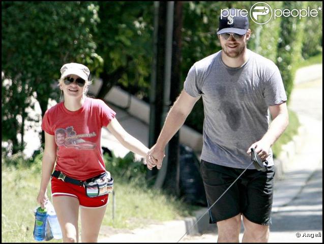 La craquante Anna Faris, en mode jogging avec son mari Chris Pratt et leur chien Bonzo, à Los Angeles, en août 2009 !