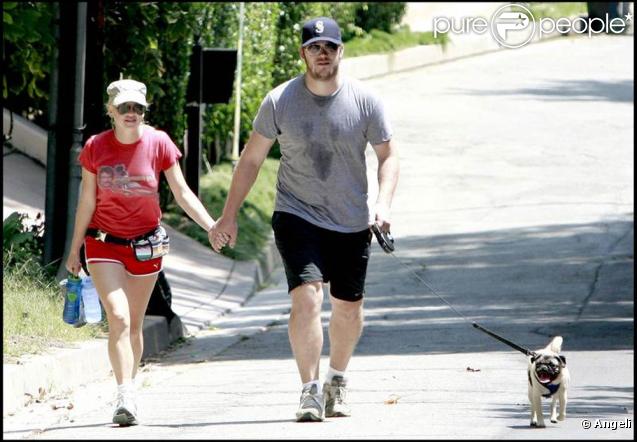 La craquante Anna Faris, en mode jogging avec son mari Chris Pratt et leur chien Bonzo, à Los Angeles, en août 2009 !