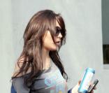 Lindsay Lohan tient dans sa main une boisson au nom significatif...