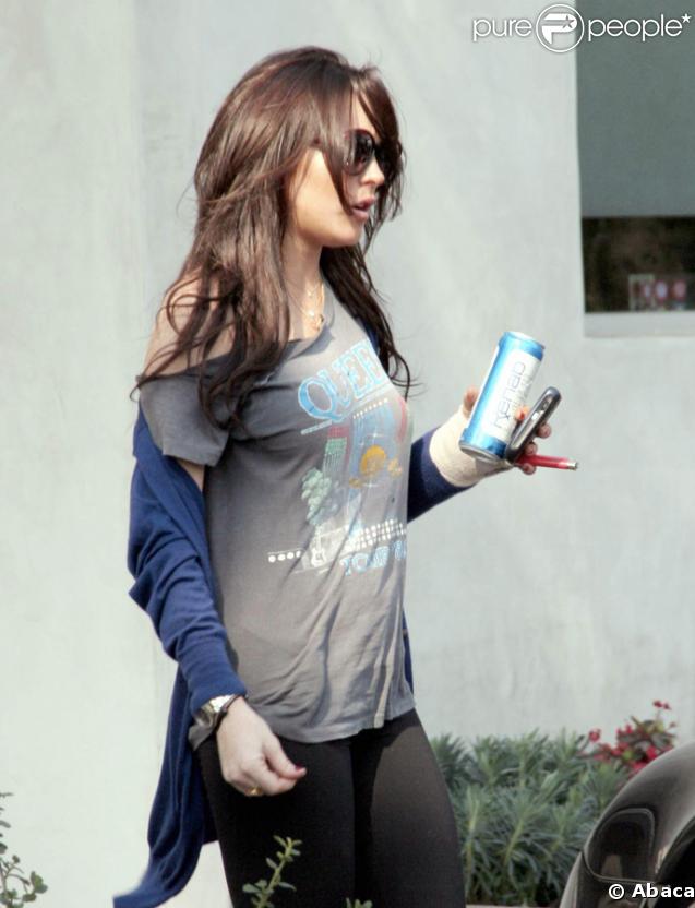 Lindsay Lohan tient dans sa main une boisson au nom significatif...