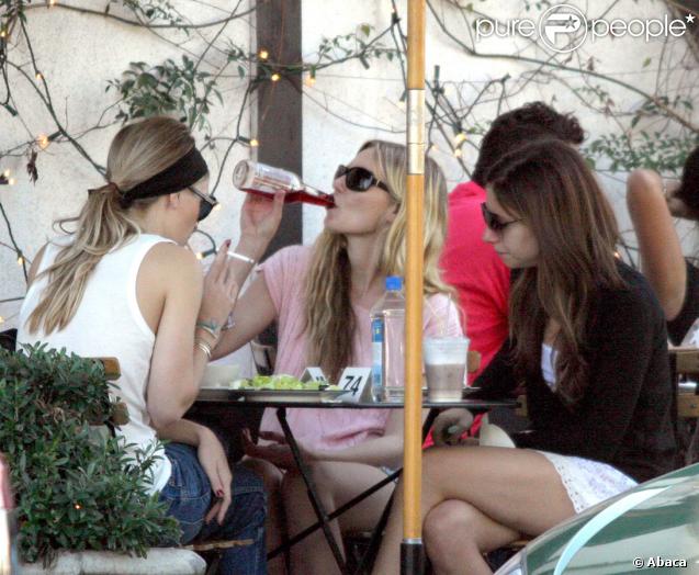 Kirsten Dunst ne se cache pas pour boire...