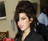 Sur cette photo du 5 février, Amy Winehouse est méconnaissable... dans le bon sens du terme !