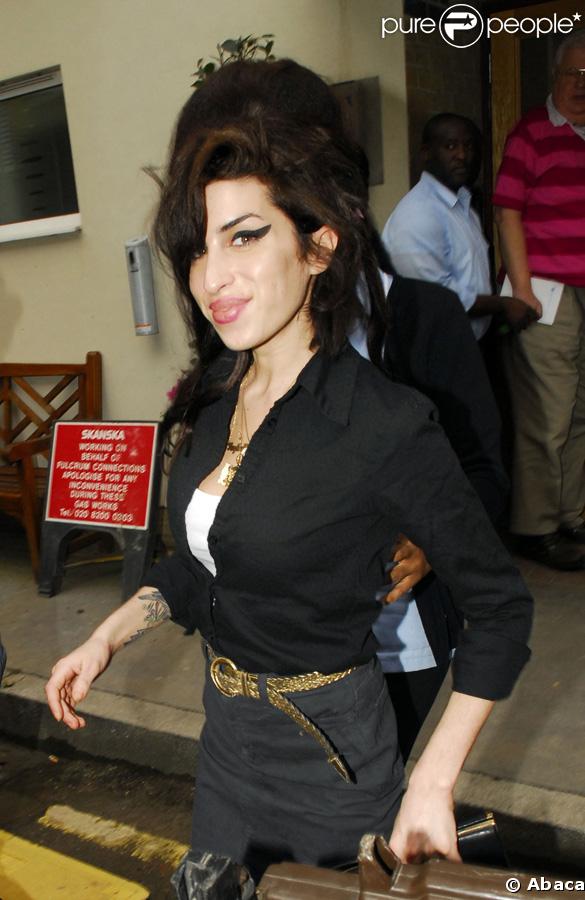 Sur cette photo du 5 février, Amy Winehouse est méconnaissable... dans le bon sens du terme !