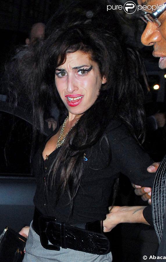 Amy Winehouse : la vidéo où on la voit se shooter au crack a attiré l'attention de la police