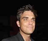 Et voilà : Robbie Williams encore une canette à la main !