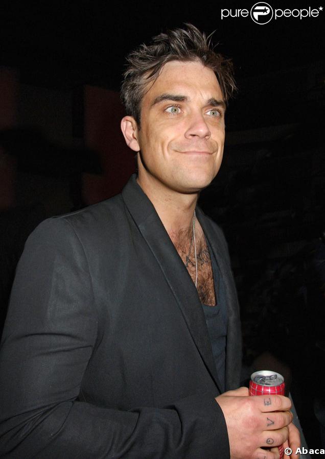 Et voilà : Robbie Williams encore une canette à la main !