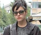 Lily Allen, un look sobre mais réussi pour une petite mine...