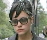 Lily Allen, un look sobre mais réussi pour une petite mine...