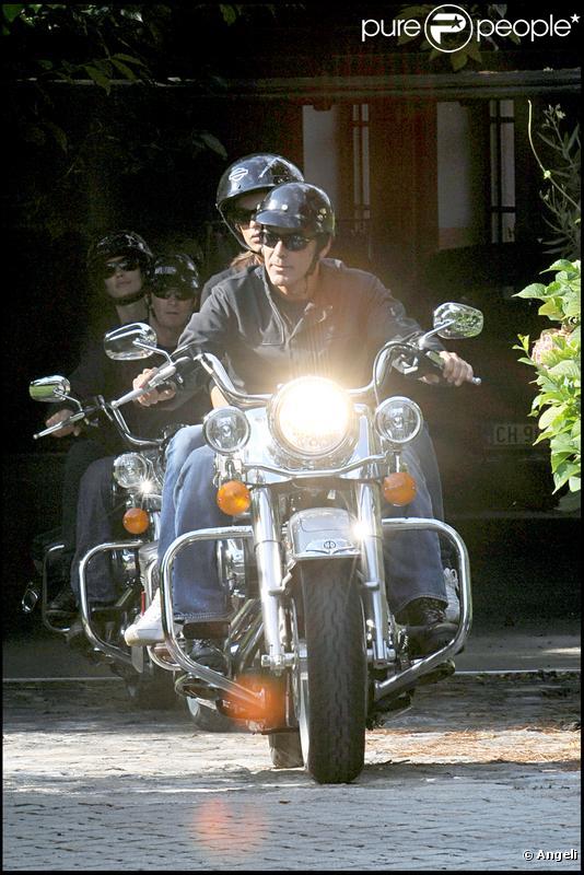 George Clooney et sa compagne sur leur moto 