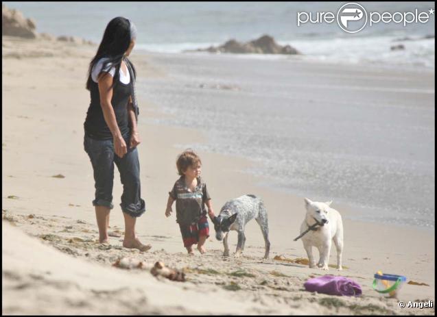 Matthew McConaughey et son petit Levi, sur la plage de Malibu, le 28 août 2009