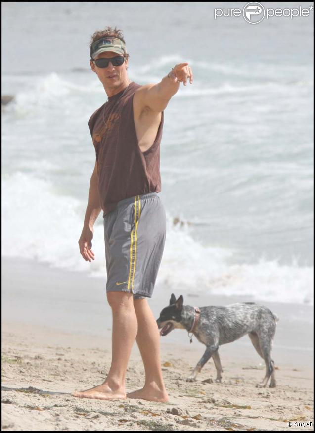 Matthew McConaughey et son petit Levi, sur la plage de Malibu, le 28 août 2009