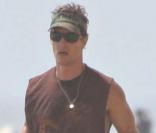 Matthew McConaughey et son petit Levi, sur la plage de Malibu, le 28 août 2009