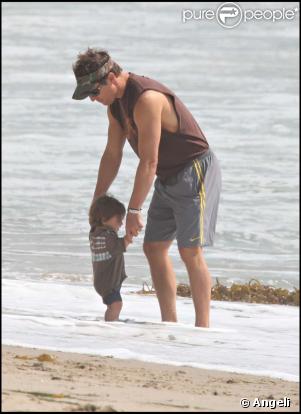 Matthew McConaughey et son petit Levi, sur la plage de Malibu, le 28 août 2009