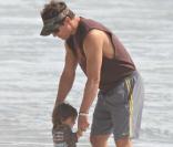 Matthew McConaughey et son petit Levi, sur la plage de Malibu, le 28 août 2009