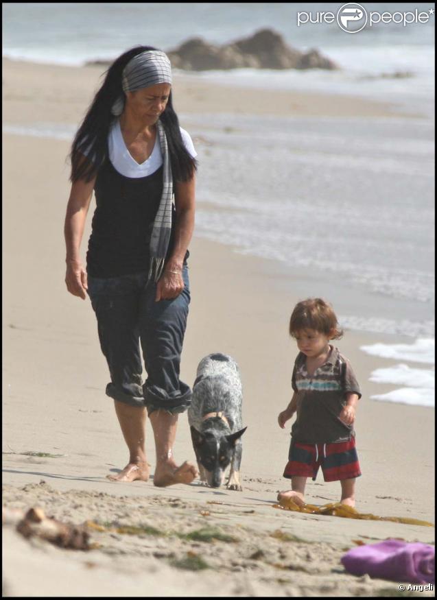 Matthew McConaughey et son petit Levi, sur la plage de Malibu, le 28 août 2009
