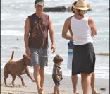 Matthew McConaughey et son petit Levi, sur la plage de Malibu, le 28 août 2009