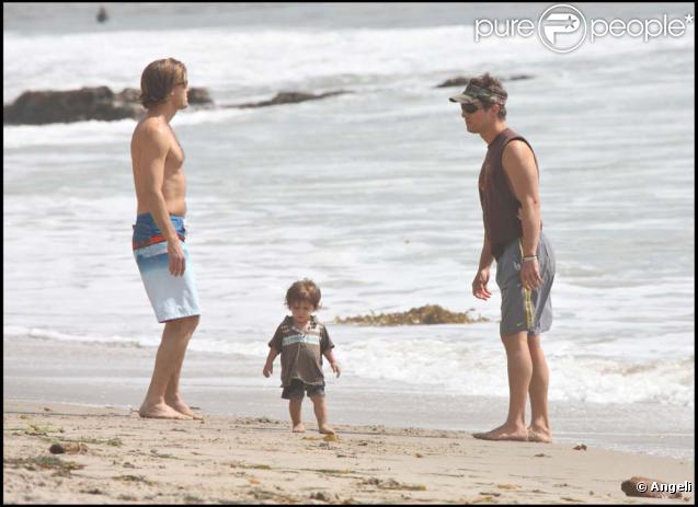 Matthew McConaughey et son petit Levi, sur la plage de Malibu, le 28 août 2009