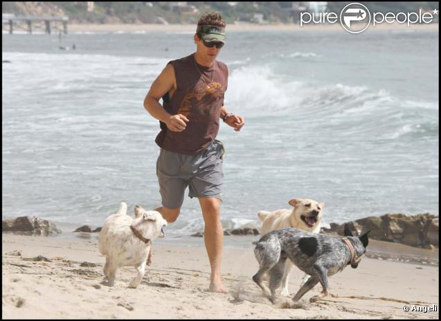 Matthew McConaughey et son petit Levi, sur la plage de Malibu, le 28 août 2009