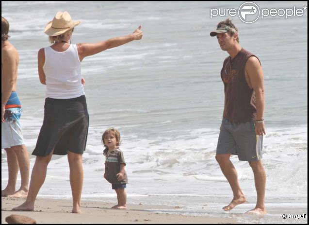 Matthew McConaughey et son petit Levi, sur la plage de Malibu, le 28 août 2009