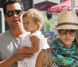 Jessica Alba entourée de Honor et de Cash Warren à Los Angeles