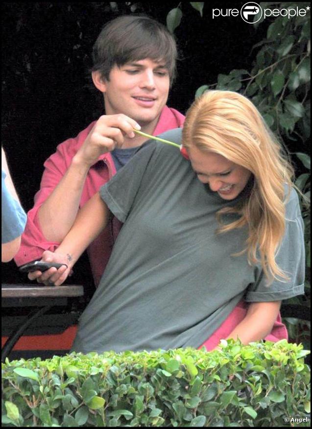 Jessica Alba et Ashton Kutcher sur le tournage de Valentine's Day (1er septembre 2009, Los Angeles)