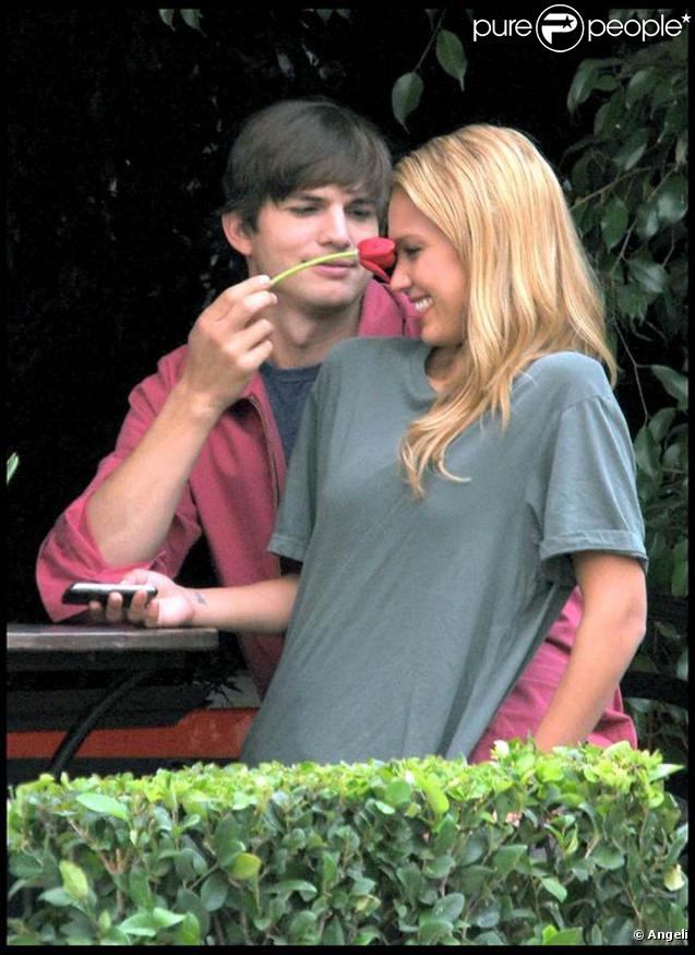 Jessica Alba et Ashton Kutcher sur le tournage de Valentine's Day (1er septembre 2009, Los Angeles)