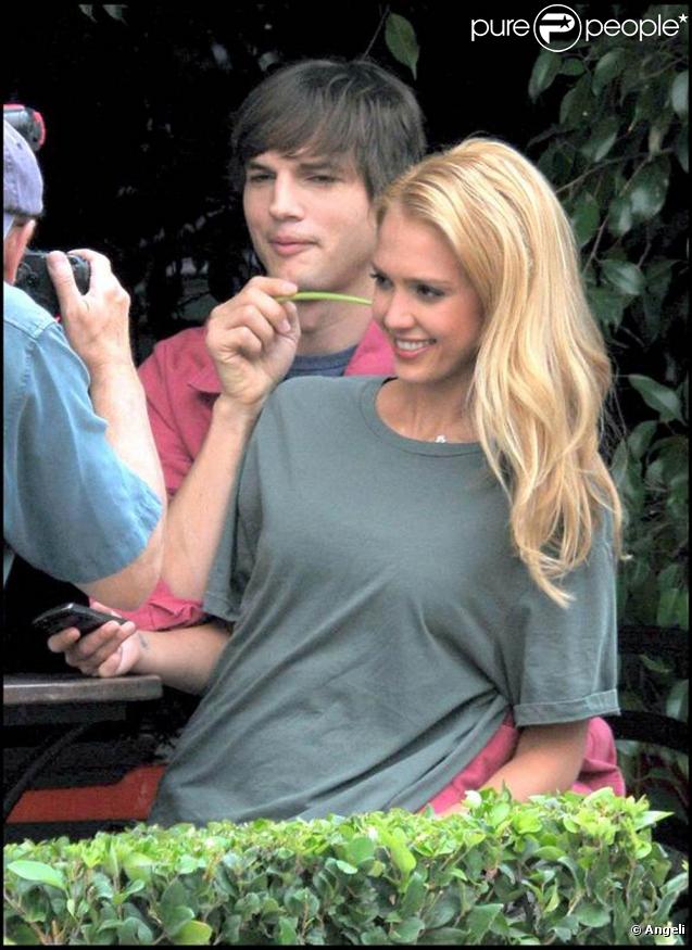 Jessica Alba et Ashton Kutcher sur le tournage de Valentine's Day (1er septembre 2009, Los Angeles)