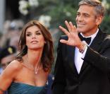 George Clooney et sa compagne Elisabetta Canalis main dans la main avant la projection de  The Men Who Stare at Goats , le 8 septembre 2009 à la Mostra de Venise
