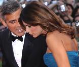 George Clooney glisse un mot à sa compagne Elisabetta Canalis avant la projection de  The Men Who Stare at Goats , le 8 septembre 2009 à la Mostra de Venise