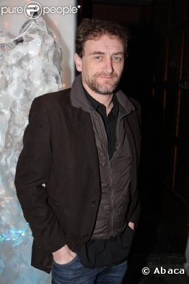 Jean-Paul Rouve tourne actuellement un téléfilm pour Canal+, dans lequel il incarne un homme banal dont la vie bascule le jour où il hérite d'un manoir.