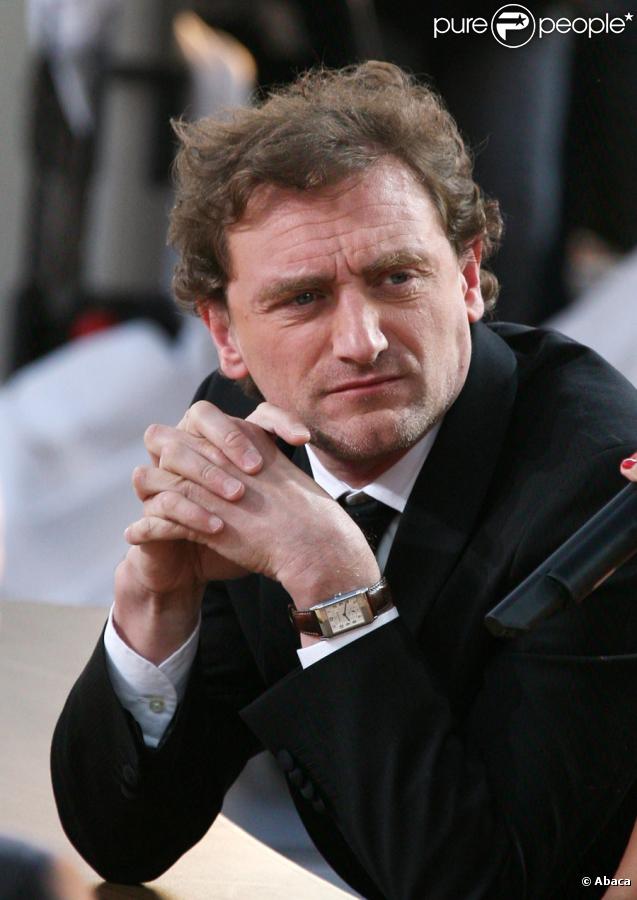 Jean-Paul Rouve tourne actuellement un téléfilm pour Canal+, dans lequel il incarne un homme banal dont la vie bascule le jour où il hérite d'un manoir.
