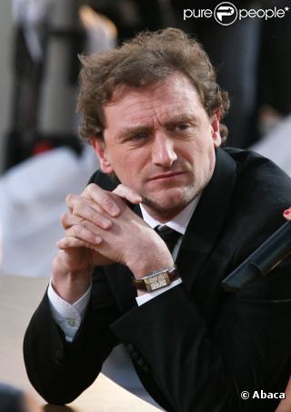 Jean-Paul Rouve tourne actuellement un téléfilm pour Canal+, dans lequel il incarne un homme banal dont la vie bascule le jour où il hérite d'un manoir.