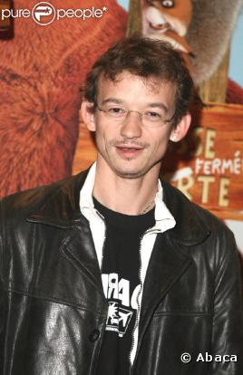 Julien Courbey (actuellement à l'affiche du film  Neuilly... sa mère ! ) apparaîtra également dans le téléfilm  Vous plaisantez, Monsieur Tanner  en 2010 sur Canal+.