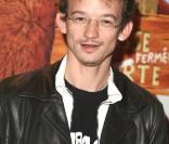 Julien Courbey (actuellement à l'affiche du film  Neuilly... sa mère ! ) apparaîtra également dans le téléfilm  Vous plaisantez, Monsieur Tanner  en 2010 sur Canal+.