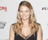 Jennifer Morrison exhibe d'une façon originale ses jolies jambes, à l'occasion de l'avant-première californienne de  The September Issue , qui s'est tenue au LACMA de Los Angeles, le 8 septembre 2009 !