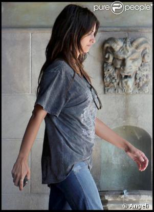 Penélope Cruz a encore opté pour des vêtements XXL le 09/09/09 à Los Angeles. Alors enceinte ou pas ?