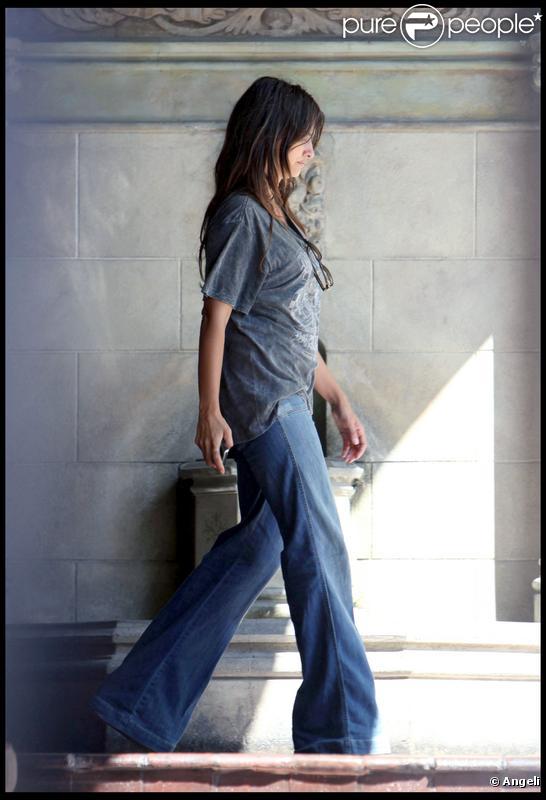 Penélope Cruz a encore opté pour des vêtements XXL le 09/09/09 à Los Angeles. Alors enceinte ou pas ?