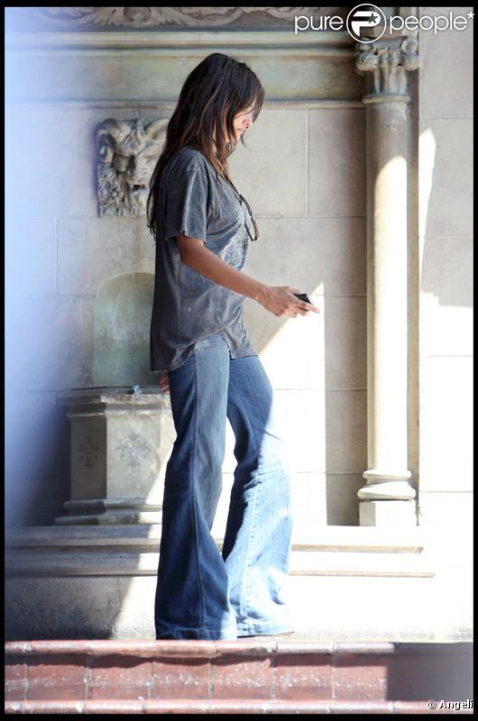 Penélope Cruz a encore opté pour des vêtements XXL le 09/09/09 à Los Angeles. Alors enceinte ou pas ?