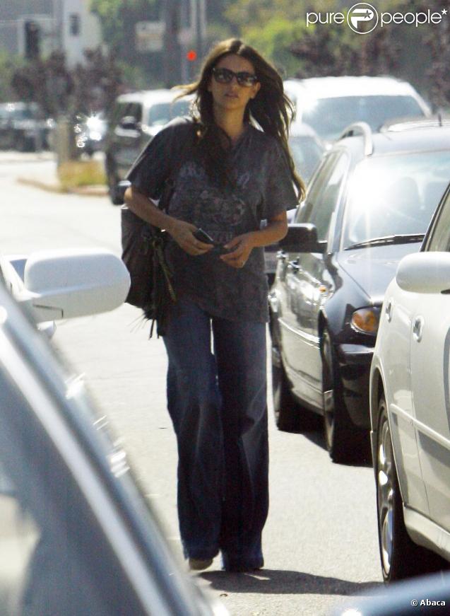 Penélope Cruz a encore opté pour des vêtements XXL le 09/09/09 à Los Angeles. Alors enceinte ou pas ?