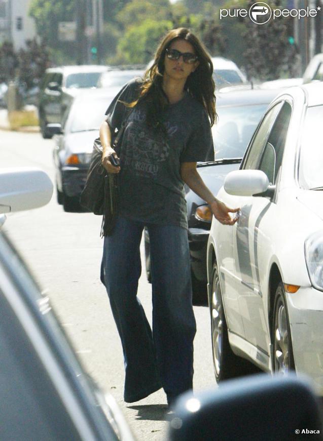 Penélope Cruz a encore opté pour des vêtements XXL le 09/09/09 à Los Angeles. Alors enceinte ou pas ?
