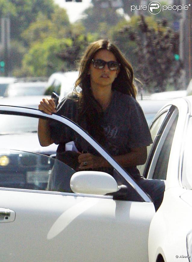 Penélope Cruz a encore opté pour des vêtements XXL le 09/09/09 à Los Angeles. Alors enceinte ou pas ?