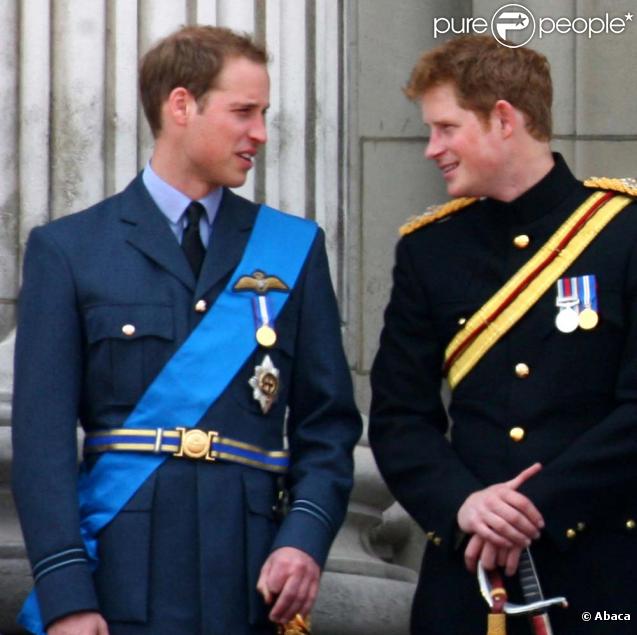 Le prince Harry et son frère William à l'anniversaire de la reine à Londres en juin 2009
