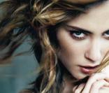 Nora Arnezeder pour la campagne Idylle de Guerlain
