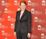 La très belle Julianne Moore, à l'occasion du photocall de  A single man , lors de la 66e Mostra de Venise, le 11 septembre 2009 !