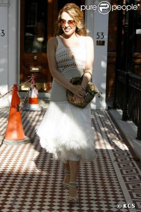 Kylie Minogue dans les rues de Londres se promène... presque toute nue !